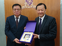 Professor Benjamin Wah (right), Provost of CUHK presents a souvenir to Mr. Li Xiaohong, Vice-chairman of the International Finance Forum